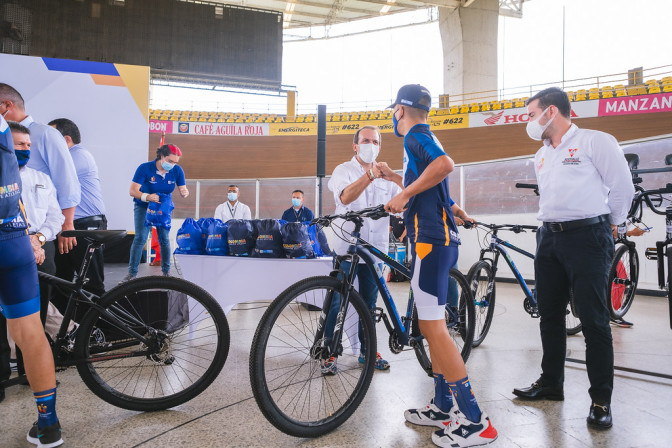 entrega-de-bicicletas-a-jovenes-talentos-del-valle-del-cauca-liderada-por-el-ministro-ernesto-lucena-barrero.jpg