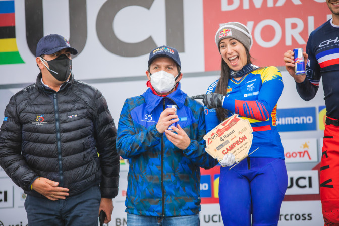 el-ministro-lucena-junto-con-mariana-pajon-campeona-de-la-copa-mundo-de-bmx.jpg