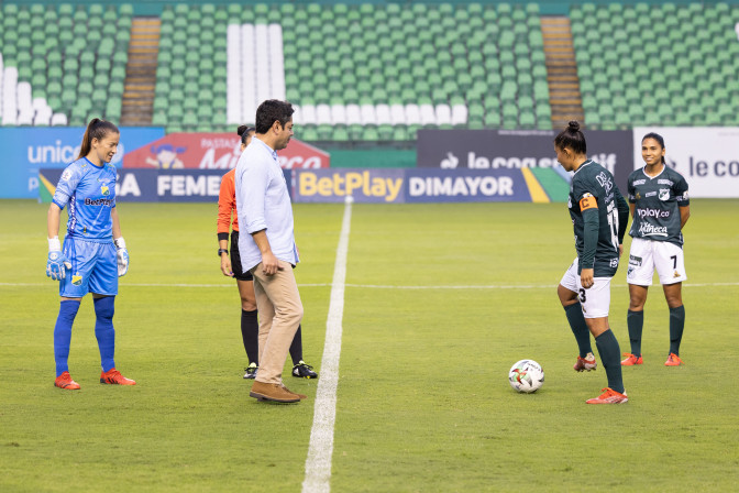 El-ministro-Guillermo-Herrera-hace-el-saque-de-honor-en-el-comienzo-de-la-Liga-Femenina.jpg