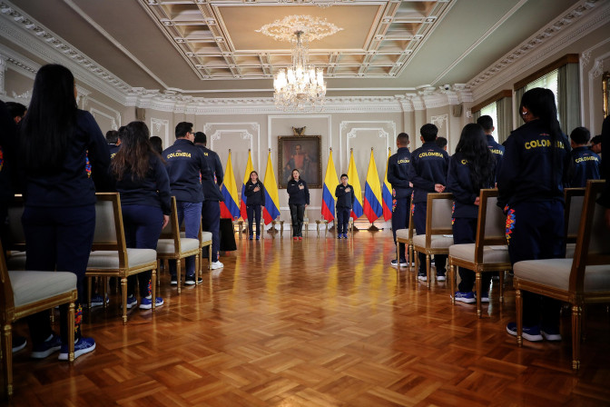 entrega-de-bandera-a-delegacion-colombiana-6.jpeg