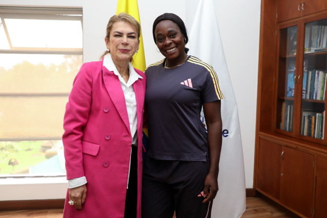 flor-denis-ruiz-y-ministra-del-deporte-patricia-duque-cruz.jpeg